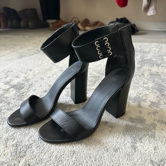 Heels - Picture 4 of 4